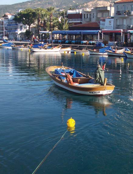Foça Limanı nın yanaşma yerleri Gerçek Taşıma Kapasitesi nin üstünde tekne tarafından kullanılmaktadır.