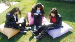 Öğrencilerimize okuma alışkanlığını kazandırmak için haftada bir saat düzenlenen kitap okuma saatlerinde öğrenciler kendi ilgi alanlarına