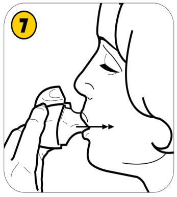7. İnhalasyon cihazını ağzınıza kadar kaldırınız ve dudaklarınızı ağızlık parçasının çevresinde sıkıca kapayınız.