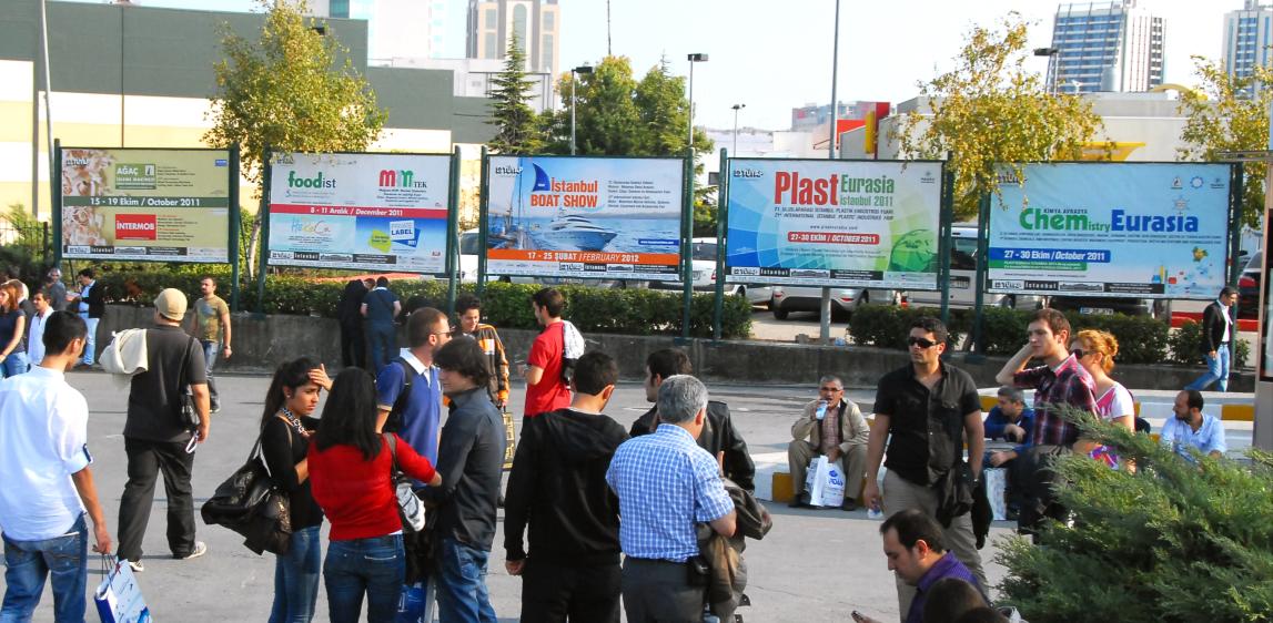 Ziyaretçi Servis Alanı Billboardları Mesajımı Geniş Kitlelere İletmek İstiyorum Ziyaretçi Servis Alanı Billboardları Fuar alanı ana giriş bölgesi; servislerin ve otobüslerin hareket noktasında 5 adet