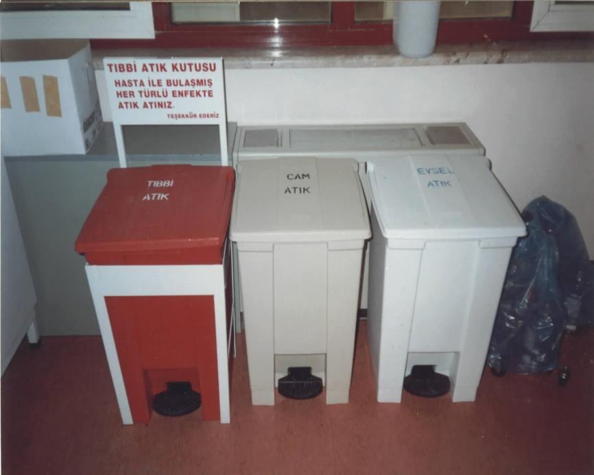Tıbbi Atıkların ayrı toplanmasına ilişkin konteyner örnekleri Ayrı toplanan her bir atık için atık konteynırının üzerine
