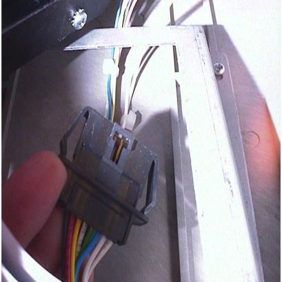Okuyucunun alt kısmında bulunan prınter kablosunu çekerek çıkarın. Son olarak motor kablosunu konnektöründen ayırın.