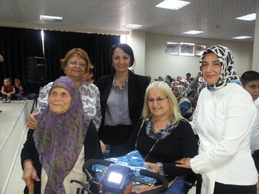 çocukların 20 dilde seni seviyorum anne demeleri ve annelere hediyeler ile devam eden program Adana Çevre Gönüllüleri Derneği tarafından Fidan dağıtımı ile son bulmuştur.