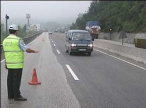 Trafiği Yavaşlatma İşareti Trafik görevlisi, yavaşlatmak istediği yöne cephesi dönük durur ve sağ yada