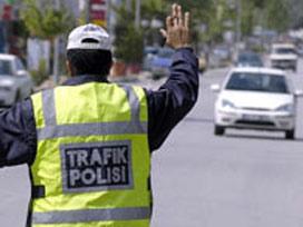 Araç Durdurma İşareti Trafik görevlisinin, sağ kolunu yukarı kaldırıp sol eliyle sağ tarafı göstermesi araç durdurma işareti Sola, Sol kolunu kaldırıp sağ eliyle sol