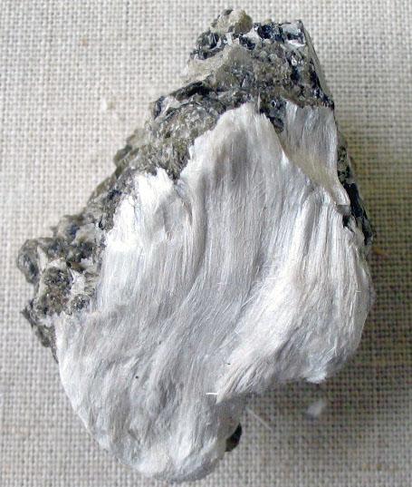 Değişik türlerde asbest mineralleri bulunmaktadır: Krizotil (Zebercet): Beyaz