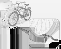 Eşya saklama ve bagaj bölümleri 61 2. Bisikleti yerleştirmeden önce pedalları daima uygun konuma getirin. İkinci bisikleti taşıyıcıya bağlamak için uzun montaj braketini kullanın. 3.