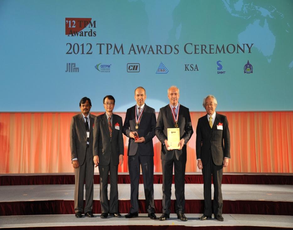 280 Tüm dünyadan 97 firmanın baģvurduğu yarıģmada JPIM (Japan Institute of Plant Maintenance) değerlendirmesi sonucunda yüksek dereceyle Mükemmel Fabrika Ödülü almaya