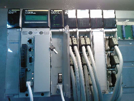 2- PLC PLC genel olarak, aşağıdaki işlemlerden bazılarını veya tümünü gerçekleştirir : LCD panel veya kumanda masası butonları yardımıyla hassas hız referansı programlama.