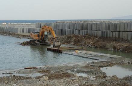 LİMAN SEKTÖRÜ PROJE ADI İHALE TARİHİ 16.06.2011 PROJENİN SON DURUMU ANTALYA BALIKÇI BARINAĞI İNŞAATI 920 metre boyundaki ana mendireğin taş dolgu imalatları tamamlanmıştır.