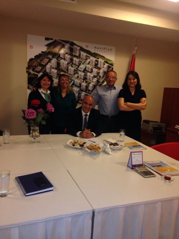 Yönetim Kurulumuzun Ziyaretleri Kenplus Yönetim Kurulu olarak Ataşehir Belediyesi nin Seçim Kokteyli nde Belediye Başkanı mız Sayın Battal İlgezdi nin yeni dönem başkanlığını tebrik ettik.