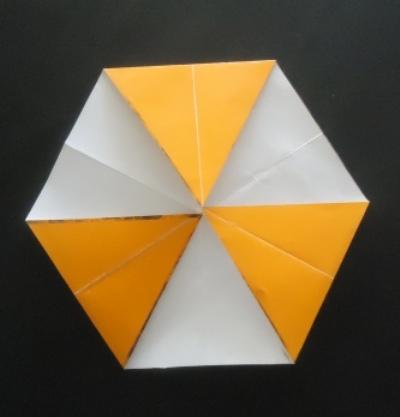 Bir kenarı 3a br olan eşkenar üçgen katlanarak kenarı a br olan düzgün altıgen elde ettik Bu düzgün altıgenin içinden bir kenarı a br olan altı tane eşkenar üçgen olduğunu