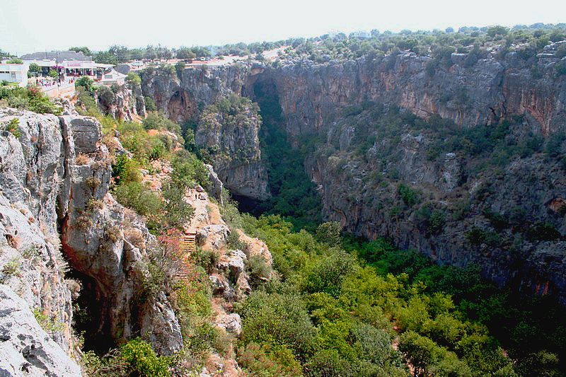 Çökük tabanının güney ucunda 200 m uzunluğunda ve en derin noktası 135 m olan büyük bir mağara girişi ve bu mağaranın ağzında küçük bir kilise vardır.