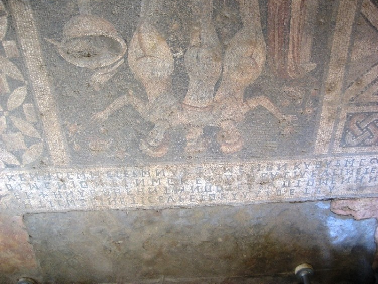 Narlıkuyu Müzesi Narlıkuyu Müzesi'nde M.S. 4. yüzyılda yapılan bir hamamın taban mozaikleri sergilenmektedir. Bu mozaik Üç Güzeller Mozaiği olarak adlandırılmaktadır.