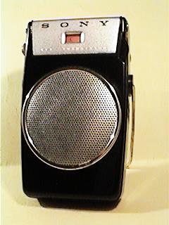 JAPON MUCİZESİ * SONY bu radyolardan yarım milyondan fazla sattı * ABD üreticileri geleceklerinden korkar oldu TR - 63 TR - 610 Leonard H.