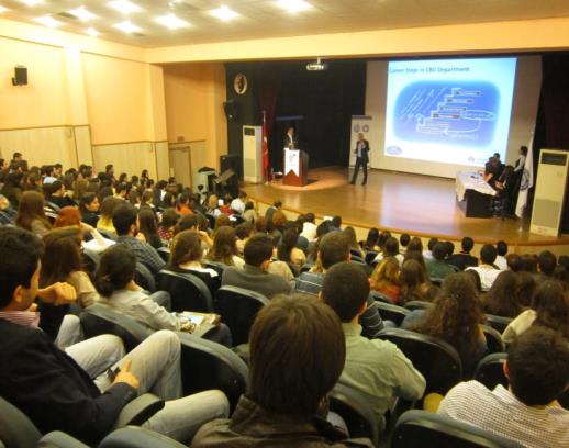 P&G Live Class - 7 Aralık P&G Live Class etkinliği 7 aralık 2012 Cuma günü ev sahipliğini yaptığımız, Ege Üniversitesi Kültür ve Sanat evi nde İzmir in üç üniversitesinden ( Ege Üniversitesi Dokuz