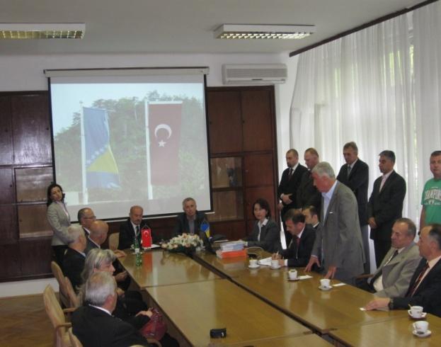 Burada Bosna-Hersek Cumhuriyetini oluşturan 10 Kantonun ormancılıkla ilgili temsilcileri, Orman Fakültesi dekanı, Parlamenterler ve basın mensuplarından oluşan heyetin huzurunda Türkiye Cumhuriyeti