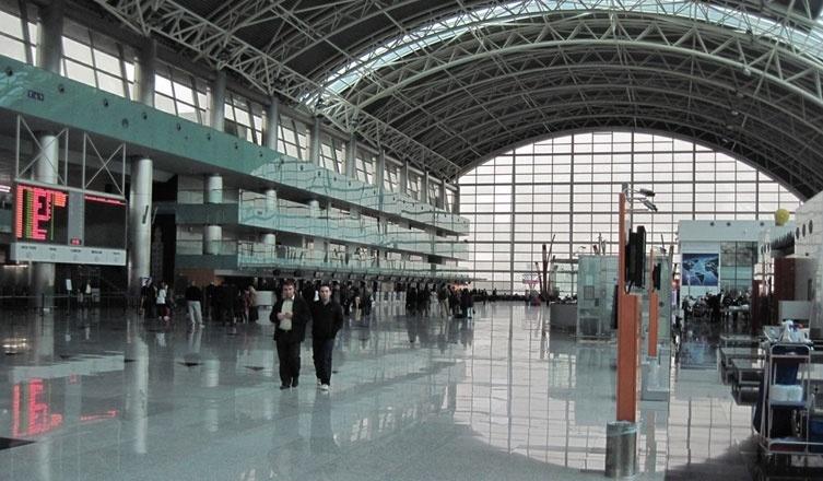 İzmir Adnan Menderes Havalimanı (100%) Yolcu Trafiği 2003-2009 (m) (*) 13 Eylül 2006 da faaliyete baģladı Türkiye nin 3. büyük kenti Ġzmir de Önemli bir turizm destinasyonu 1.4 1.5 1.7 1.