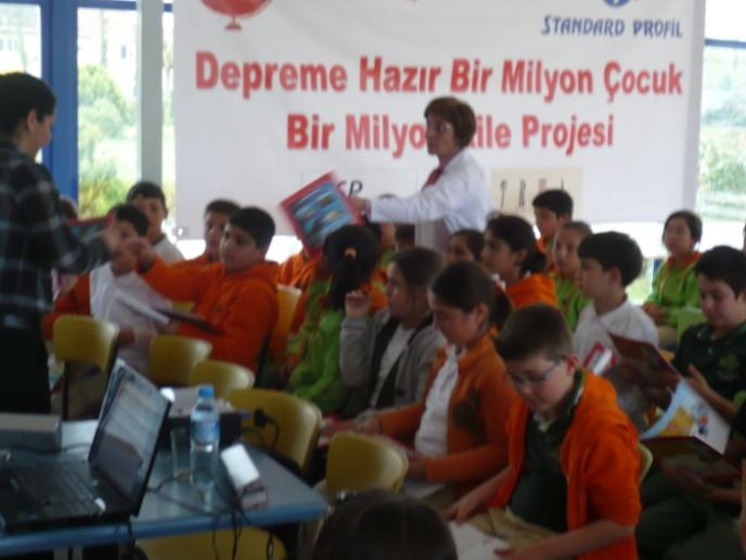 Kitabın ana kahramanı Türkiye nin Deprem Dede si Prof. Dr. Ahmet Mete IĢıkara dır. Kitap, Milli Eğitim Bakanlığı Talim ve Terbiye Kurulu nun 20.09.