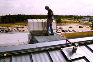 Çatılarda Koruyucu Önlemler Her çatıda çalışma öncesinde mevcut şartlar ve imkanlar değerlendirilmelidir.