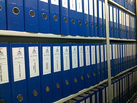 FİZİKSEL ARŞİV HİZMETİ Kurum ve şirketlerin arşivlerinde bulunan klasör ve dosya içlerindeki belgelerin yerinde fiziksel düzenlenmesi, Kurumların arşiv standartları ve standart dosya planına uygun