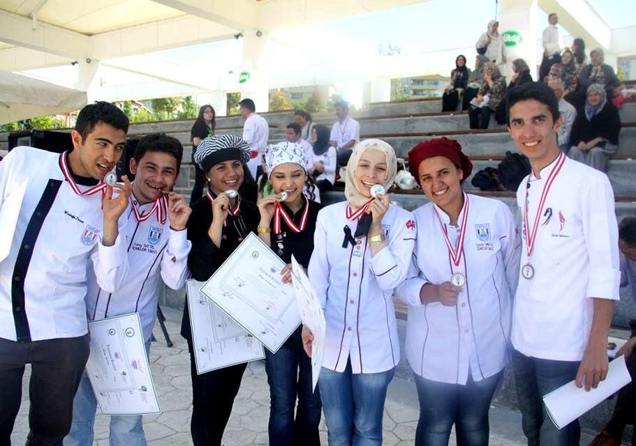 S A Y F A 6 Uluslararası Akdeniz Aşçılık Yarışması Hijyen Birinciliği Yüksekokulumuzun T ürkiye Aşçılar ve Pastacılar Federasyonu ile Akdeniz Eğitimci ikincilik Ödülü) (Hijyen Kategorisinde