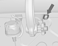 186 Sürüş ve kullanım Aksi takdirde topuzlu bağlama çubuğu yerleştirilmeden önce gerdirilmelidir: Anahtarı c konumuna çevirerek topuzlu bağlama çubuğunun kilidini açın.