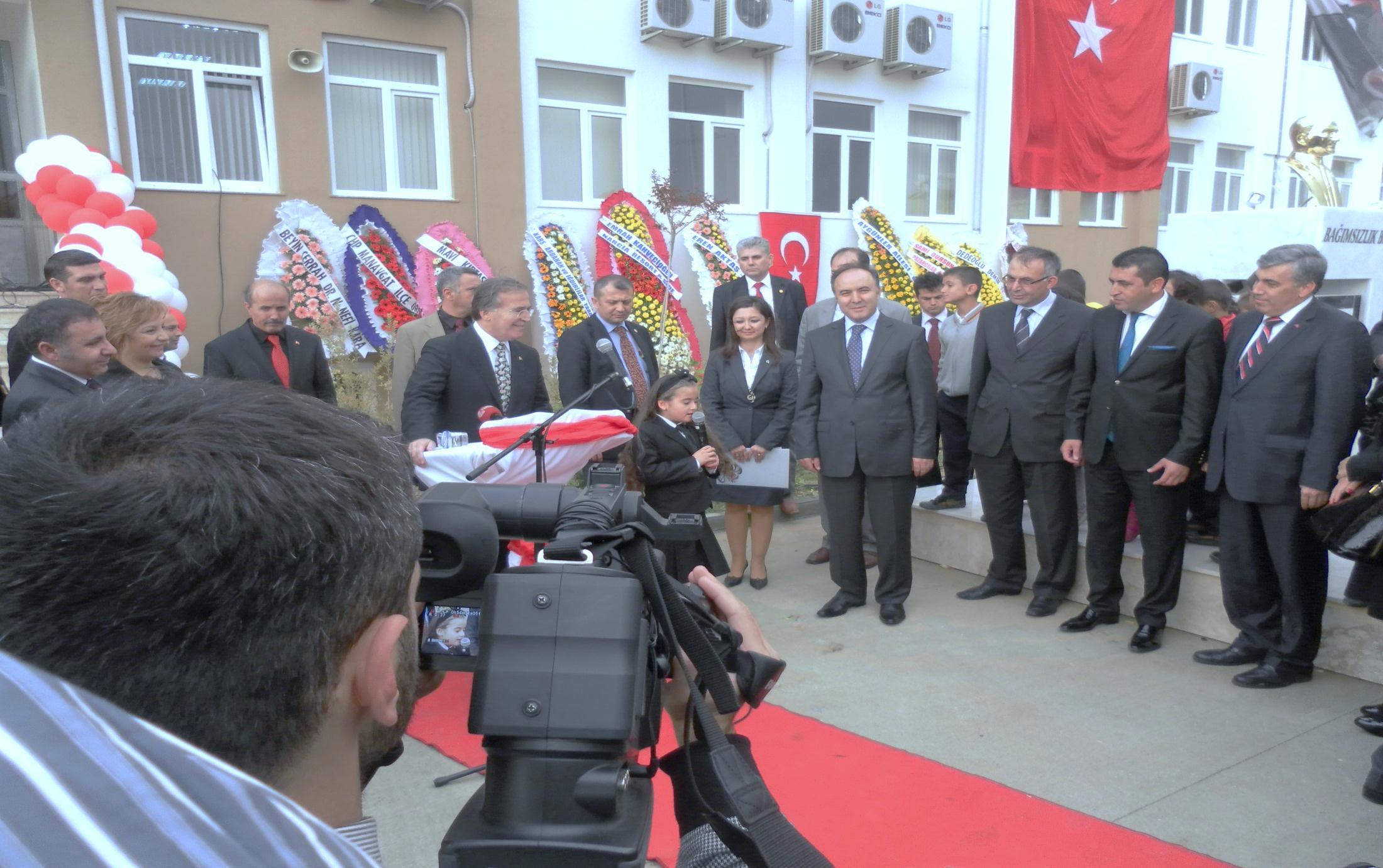 MEVCUT DURUM Okulumuz Manavgat ilçesine 3 km mesafede Sarılar Beldesi ndedir. Beldemizde bulunan tek okuldur. Sarılar Beldesi yoğun göç alan ve yapılaşmanın hızla arttığı bir beldedir.