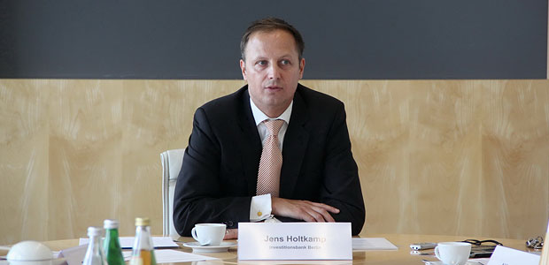 Toplantıya ev sahipliği yapan bankanın iletişim sorumlusu Jens Holtkamp, İBB'nin Senato tarafından bilhassa ekonomiyi teşvik etmek, desteklemek için de görevlendirildiğini, bu görevin içine mutlaka