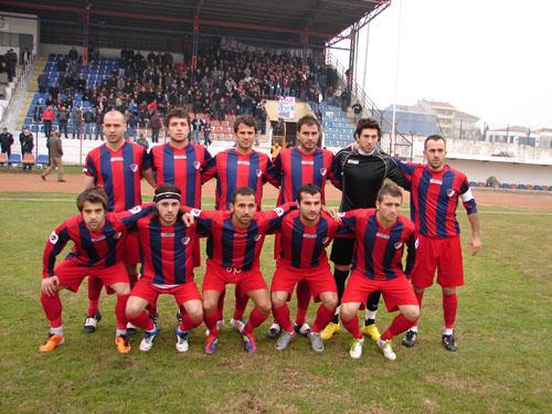 DÜZCESPOR Düzcespor 1967 yılında Düzcespor ve Düzce Gençlikspor amatör takımlarının birleģmesiyle kurulan Düzcespor,1967-1968 futbol sezonunda Türkiye Ģampiyonu olarak profesyonel kulüp olma hüviyeti