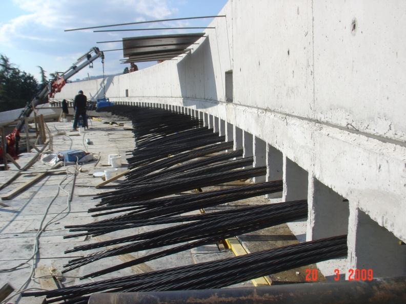 3. Sürülen halatlar beton elemanın her iki ucuna özel bağlantı elemanları (ankraj blokları ve tırnak) aracılığı ile