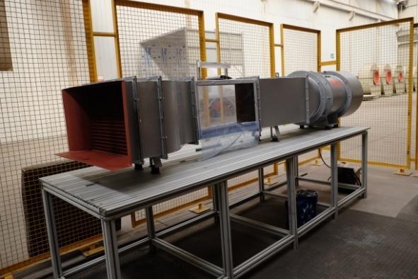 Akım Görüntüleme Tüneli Deney Odası Boyutları Maksimum Hız Genel Boyutlar Fan Özellikleri Daralma oranı Ağırlık Malzeme Kullanılabilir Sistemler 200x400x1000 mm 12 m/sn 960x1400x3350 mm 450 mm