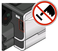 1 Kart yuvasına bir bellek kartı veya USB bağlantı noktasına bir flash sürücü takın. Bellek kartı takma Flash sürücü takma Notlar: Kartı marka adının yazılı olduğu etiket sağa bakacak şekilde takın.