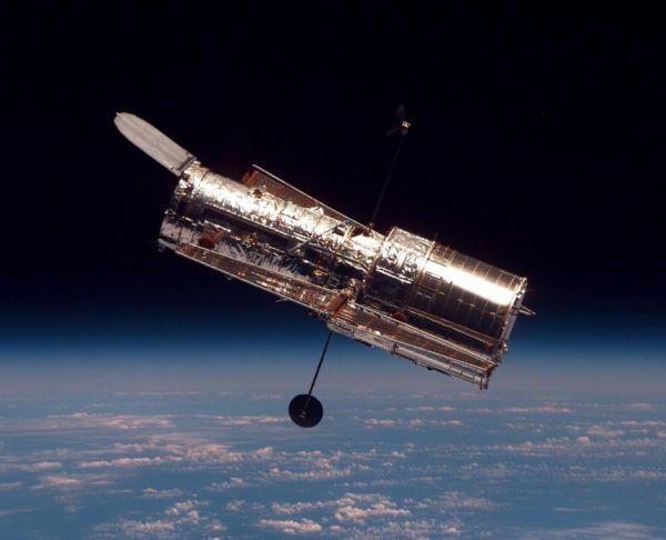 Dünya üzerindeki Hubble kimi olumsuz Uzay Teleskobu gözlem koşullarının etkisinden kurtulup uzayda gözlem yapmak için tasarlanıp fırlatılmış uzay teleskopu.