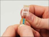 Kablo sıkma pensesi ile kablonun kılıfının kenarından iletkenlerinin aģağı yukarı 14 mm'lik parçası kesilir. ġekil 2.
