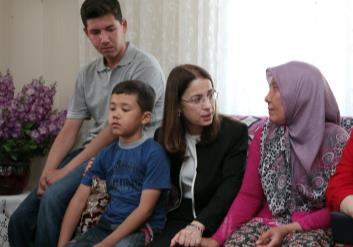 Cumhurbaşkanı Abdullah Gül'ün eşi Hayrünnisa Gül, Bakan İslam ile Soma'daki maden faciasında hayatını kaybeden işçilerin ailelerini ziyaret ederek taziyelerini iletti.