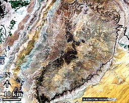 Prof. Dr. Yusuf TATAR Şekil 33 (solda)- Güney Mısır da (27.04N 33.3W) kristalin bir arazi parçasının 1/1000 ölçeğine büyütülmüş görüntüsü (Geoeye; wikimapia.org).
