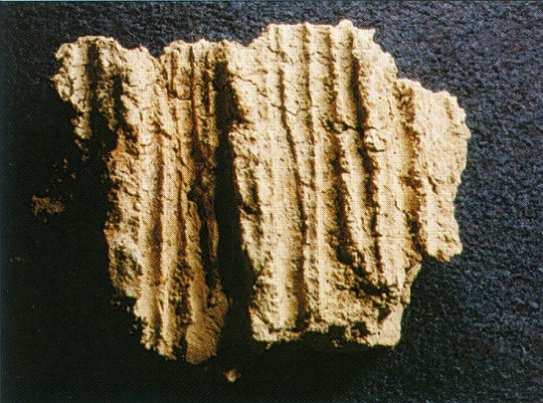 Erken Dönem Neolitik yerleşmelerinde taş ve kerpiç-toprak kâgir duvarlar için kronolojik bir sıralamadan söz etmek zordur.