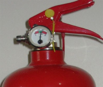 1-İlk kontrol edilecek bölüm basınç ibresidir.yangın söndürme cihazında (yukarıda resimde görüldüğü gibi) basınç durumunu gösteren ibresi bulunmaktadır.
