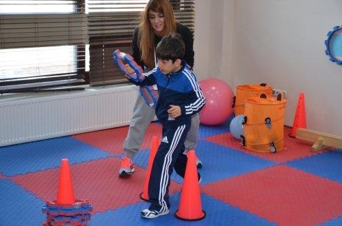 IV. Özgül Öğrenme Güçlüğü olan çocukların özellikleri ve diğer belirtiler Motor Beceriler; Top yakalama, ip atlama gibi hareket ve oyunlarda yaşıtlarına oranla başarısızdır.