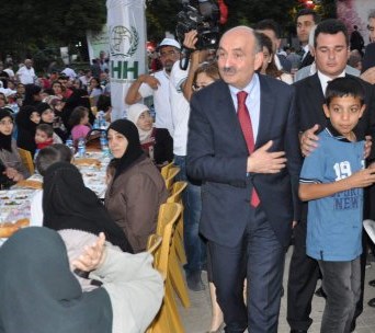 Çocuklarımız, Demokrasi Meydanında Dünya Yetimler Gününde düzenlenen iftar yemeğinde Sağlık Bakanı Mehmet Müezzinoğlu,Büyükşehir Belediye Başkanı Fatma