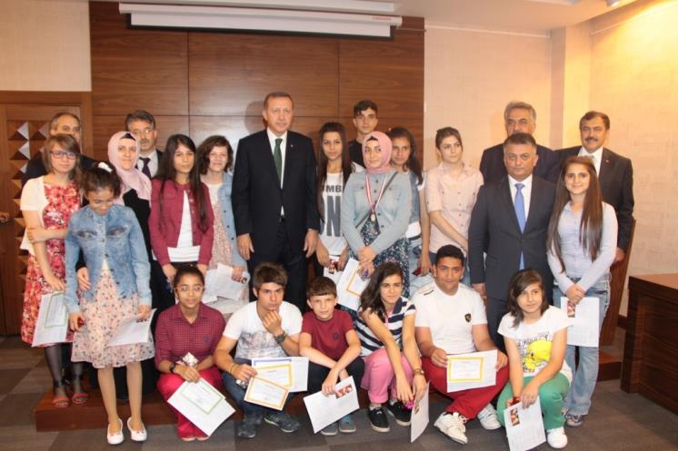 Çocuklar Karnelerini Başbakan ın Elinden Aldı Başbakan Recep Tayyip Erdoğan Rize Çocuk Evleri Koordinasyon Merkezine bağlı çocuk evlerinde kalan öğrencilerle Rize Valiliğinde düzenlenen etkinlikte