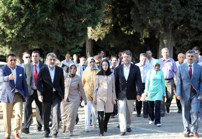 Bakanlar Ayşenur İslam ve Taner Yıldız Ramazan'ın İlk Günü Soma da Aile ve Sosyal Politikalar Bakanı Ayşenur İslam, Enerji ve Tabii Kaynaklar Bakanı Taner Yıldız ile birlikte maden faciasında
