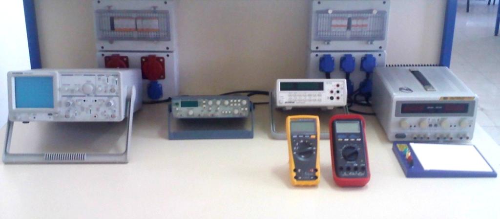 görüleceği gibi, bir laboratuar masasında çeşitli cihazlar bulunmaktadır. Bu cihazlar genel olarak üç grup altında toplanabilir: 1.