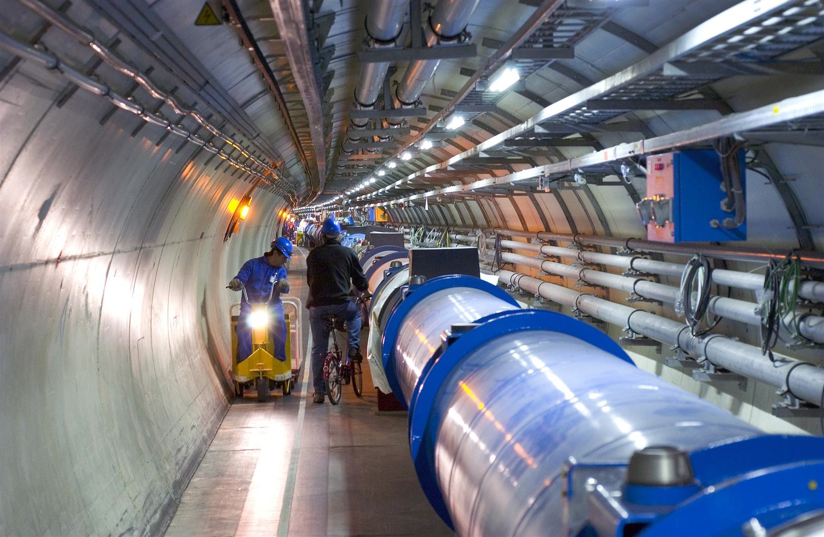 Şekil 3: CERN de çalışanların yaş dağılımı ve doktoralarını aldıktan sonra seçtikleri dallar (Bu konuda en son çalışma 1998 yılında yapılmış olup, yenilenmesi 2014 itibariyle devam etmektedir.