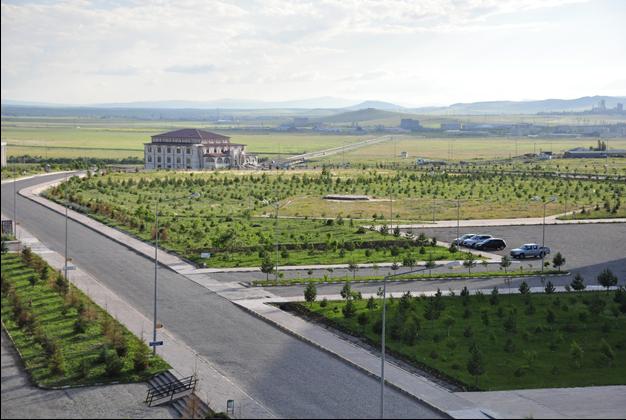 d) Kanalizasyon: Yerleşkemiz içerisinde hizmete sunulan birimlerin tamamının kanalizasyon şebeke hattı bitirilerek atık su sorunları çözümlenmiştir. Bugüne kadar; ø200 lük 430 m, ø300 lük 3.