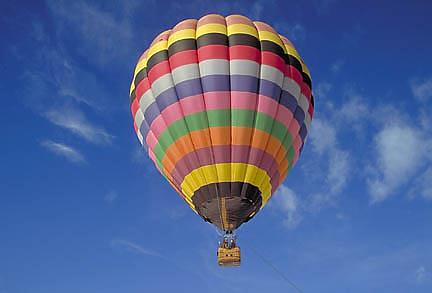 7. Yandaki gezi balonu ile ilgili aşağıdaki ifadelerden hangisi yanlıştır? a) Balonun uçabilmesi için içindeki hava ya ısıtılır ya da helyum gazı kullanılır.
