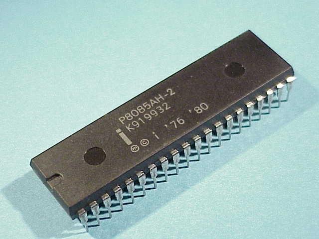 Bazı Mikroişlemcilerin Tanıtımı 8085 Mikroişlemcisi X1 1 40 VCC X2 2 39 HOLD Reset Out 3 38 HLDA SOD 4 37 CLK(OUT) SID 5 36 RESET İN TRAP 6 35 READY RST 7.5 RST 6.5 RST 5.