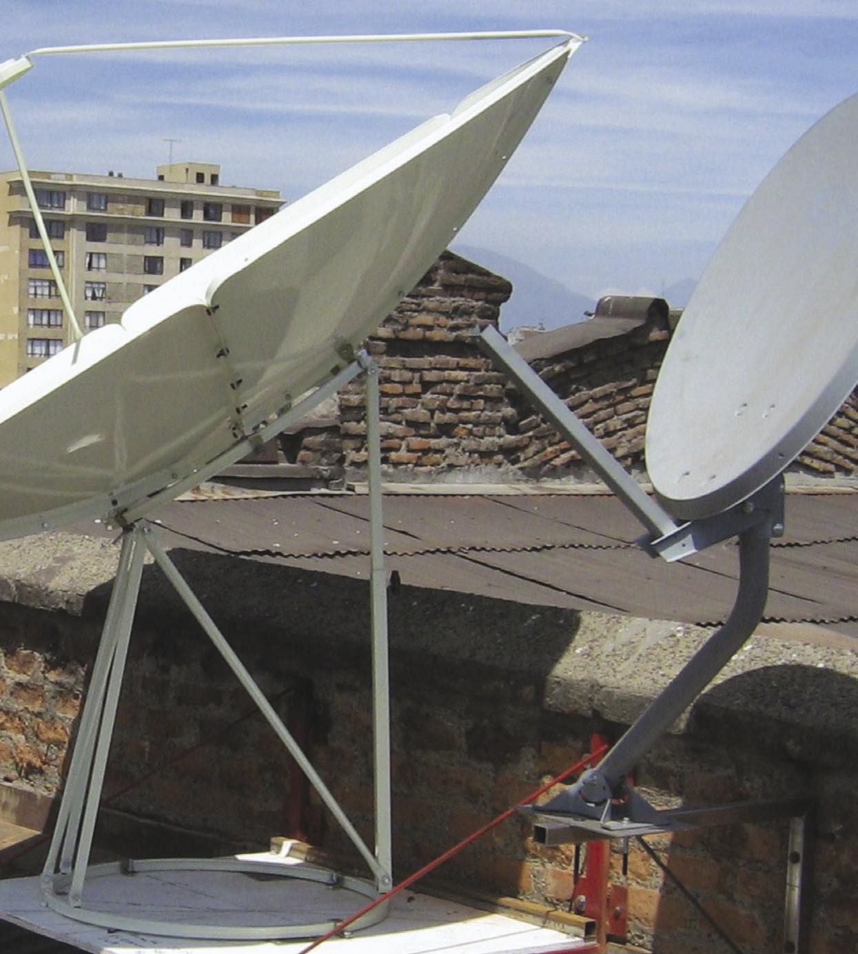 Juan Carlos, Santiago daki evinin çatısını çanaklara ayırmış. Uzakta, Cordilleras dağlarının fon oluşturduğu Şilili Telekom şirketi ENTEL in yayın kulesi görülüyor. TELE-satellite World www.