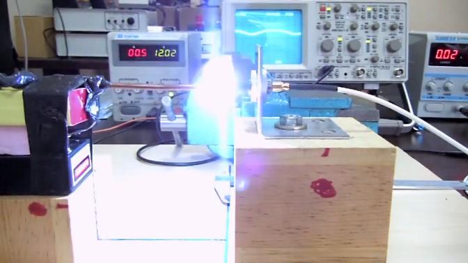 Çubuk yüzeyinden elektrotlar arasındaki büyük voltaj farkından dolayı koparılan Teflon parçacıkları elektrik-yayının içine girer ve burada plazma formuna iyonlaşır.